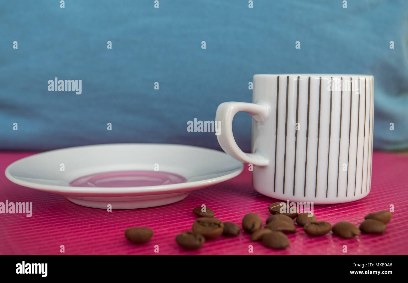 Espresso Tasse auf sanften Farben mit Platte Stockfoto