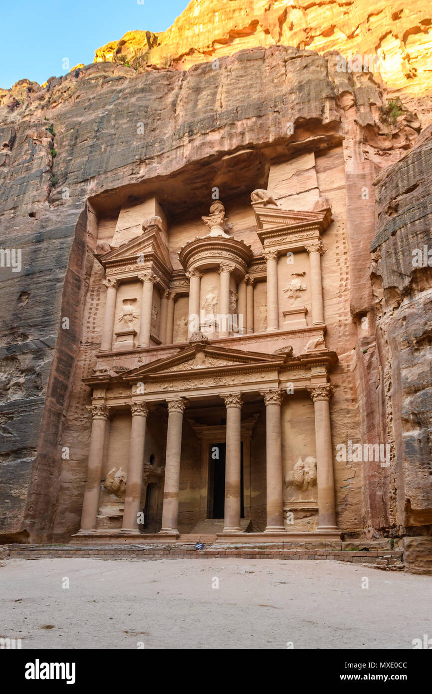 Der Fiskus bei Sonnenaufgang in der verlorenen Stadt Petra, Jordanien Stockfoto