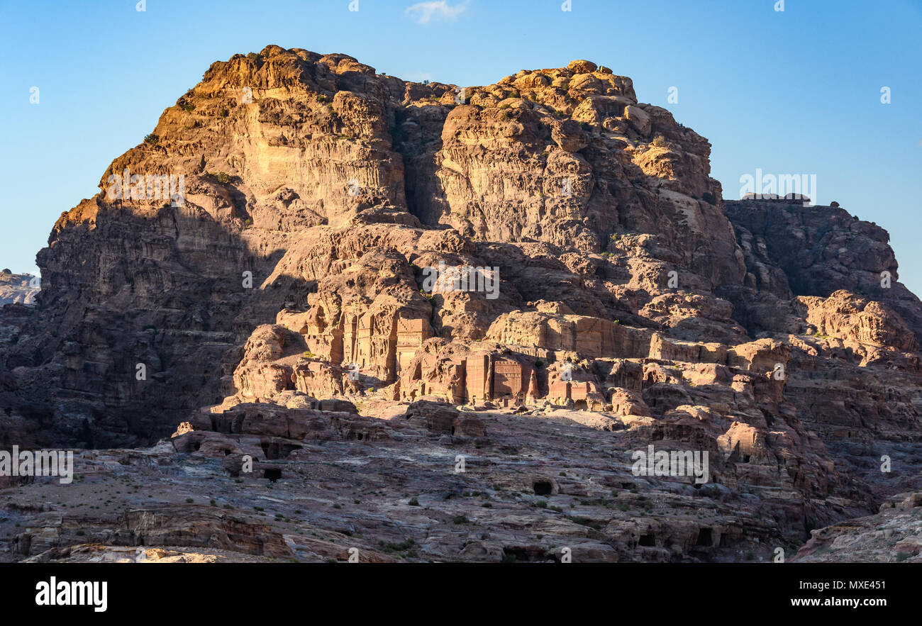Alte Gräber bei Sonnenuntergang in der verlorenen Stadt Petra, Jordanien Stockfoto