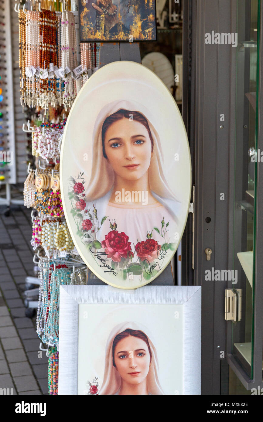 Ein Shop Anzeige von Zeichnungen der Jungfrau Maria (religiöse Geschenke) in Međugorje (oder Medjugorje), in der Föderation von Bosnien und Herzegowina. Stockfoto