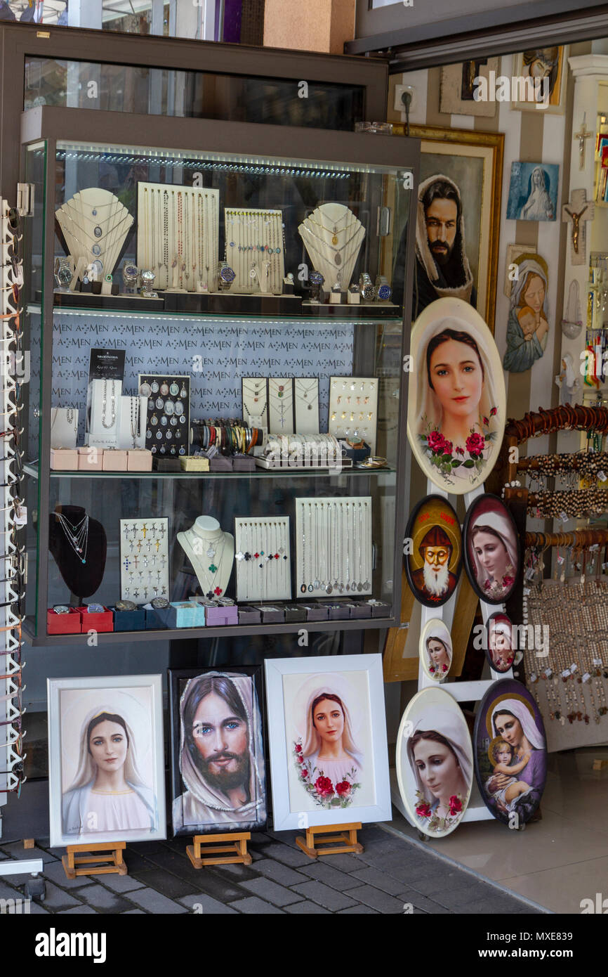 Ein Shop Anzeige der religiöse Geschenke in Međugorje (oder Medjugorje), in der Föderation von Bosnien und Herzegowina. Stockfoto