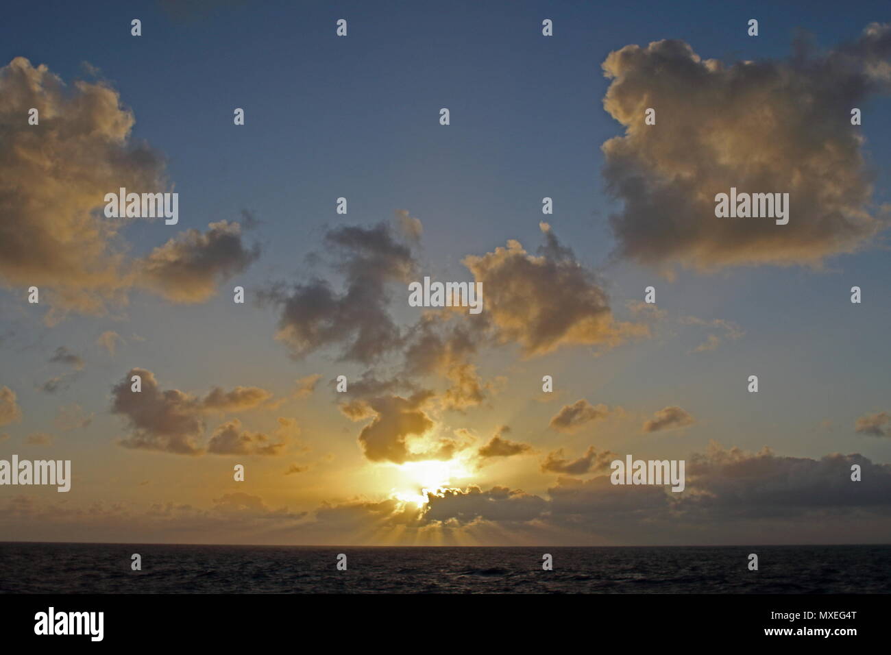 Sonnenaufgang über dem Meer vor der Küste der Bretagne, Frankreich Stockfoto