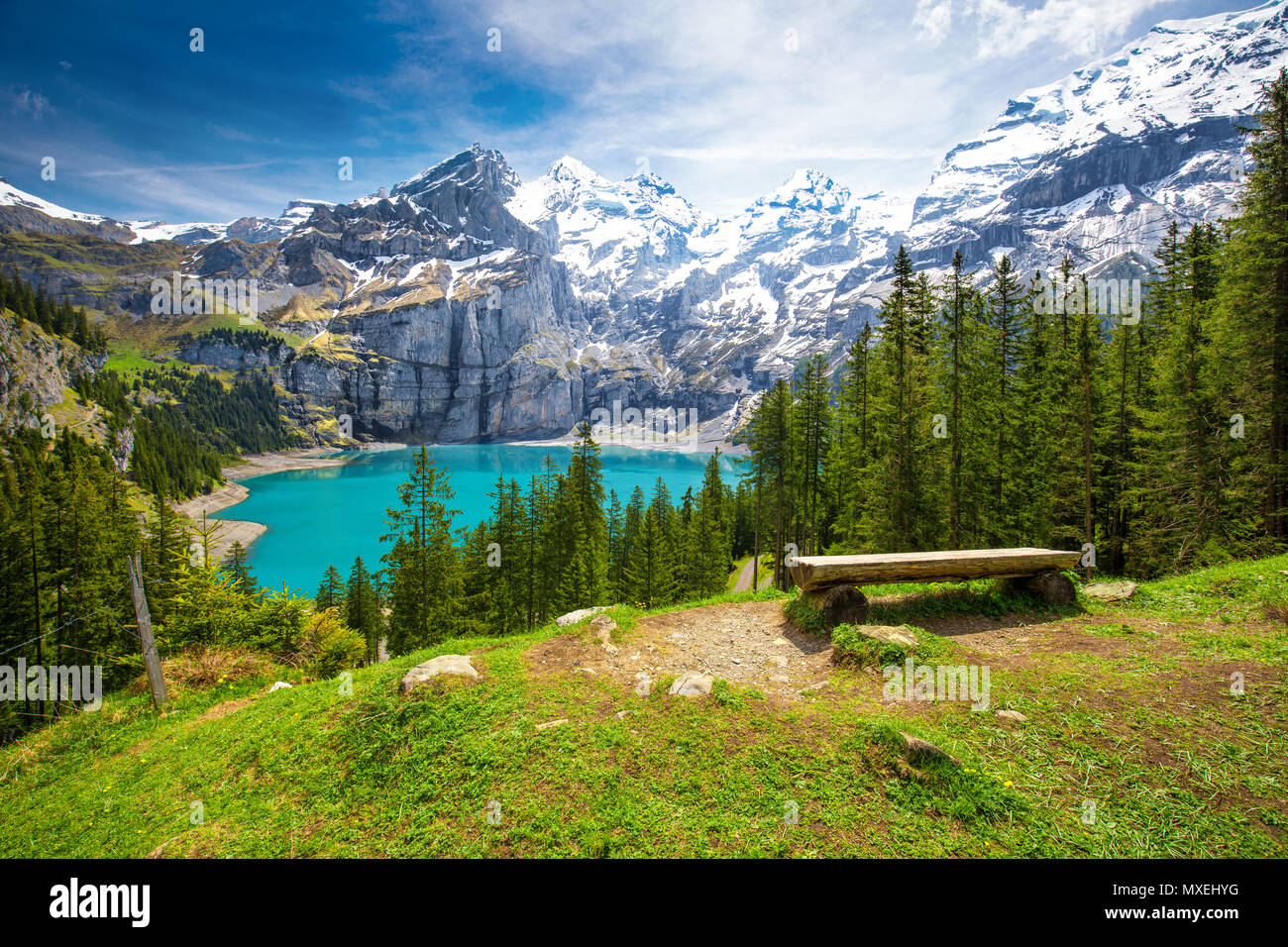 Erstaunlich, Tourquise Oeschinnensee mit Wasserfällen, Holzhaus und Schweizer Alpen, Berner Oberland, Schweiz. Stockfoto