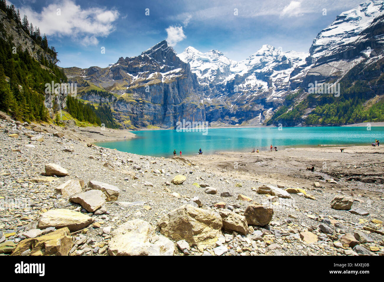 Erstaunlich tourquise Oeschinnensee mit Wasserfällen und Schweizer Alpen, Berner Oberland, Schweiz. Stockfoto