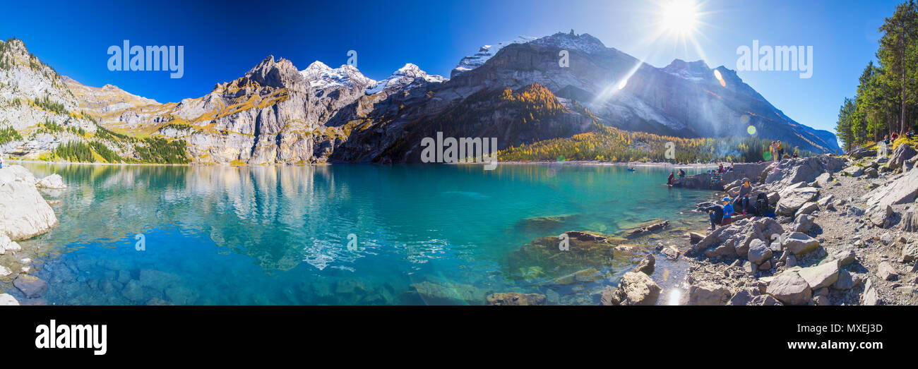 OESCHINENSEE, SCHWEIZ - Oktober 2017 - Amazing tourquise Oeschinnensee mit Wasserfällen, Chalet aus Holz und Schweizer Alpen, Berner Oberland, Schweiz Stockfoto