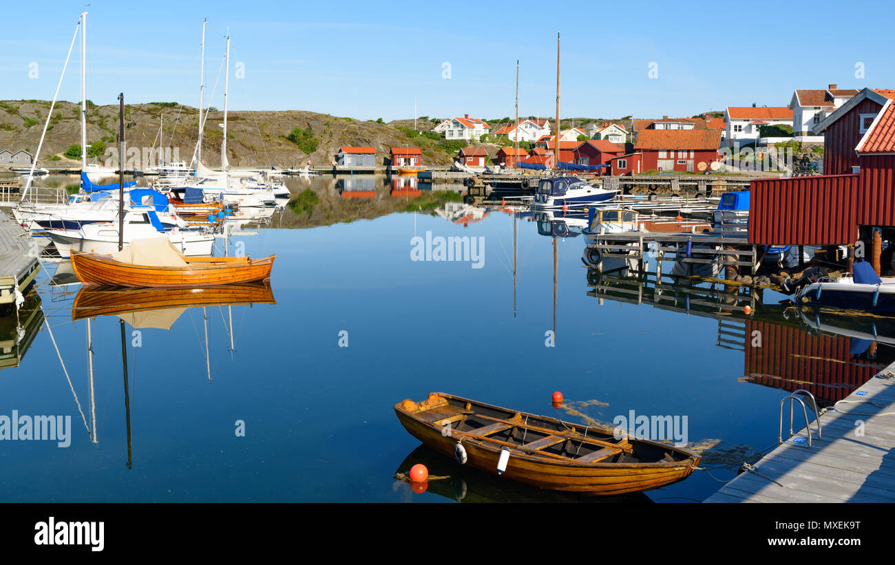 Der Yachthafen von Halleviksstrand Dorf auf Orust, Schweden, auf einer windstillen und ruhigen Morgen. Stockfoto