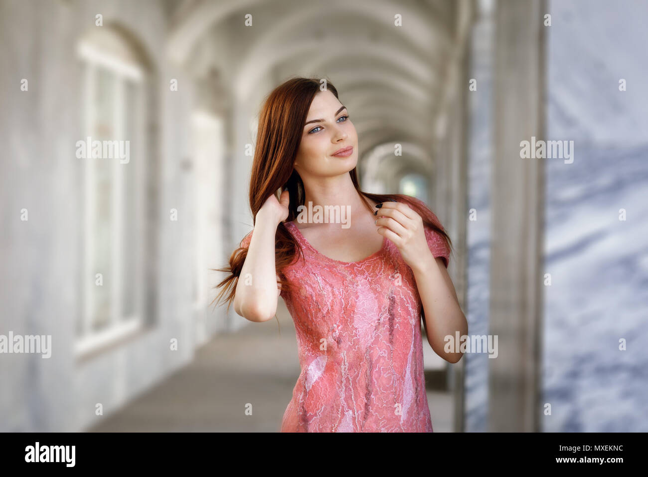 Portrait einer jungen stilvolle Mädchen ihr Haar einstellen. Model posiert  in rosa Kleid handmade Stockfotografie - Alamy