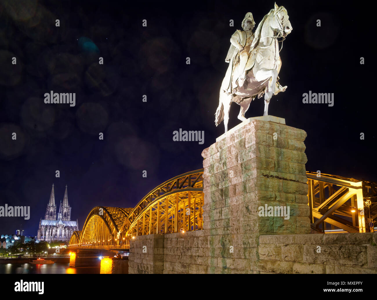 Der Blick über den Rhein mit der Hohenzollernbrücke und Dom bei Nacht ist eine der eindrucksvollsten Blick in Köln, Deutschland. Stockfoto