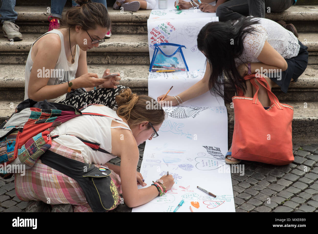 "Die Welt schreiben", Rom, Italien, ein Brief liebe partizipative Kunstprojekt von artist Cocovan, Experiment in der Straße gegründet allaround das Wort. Stockfoto