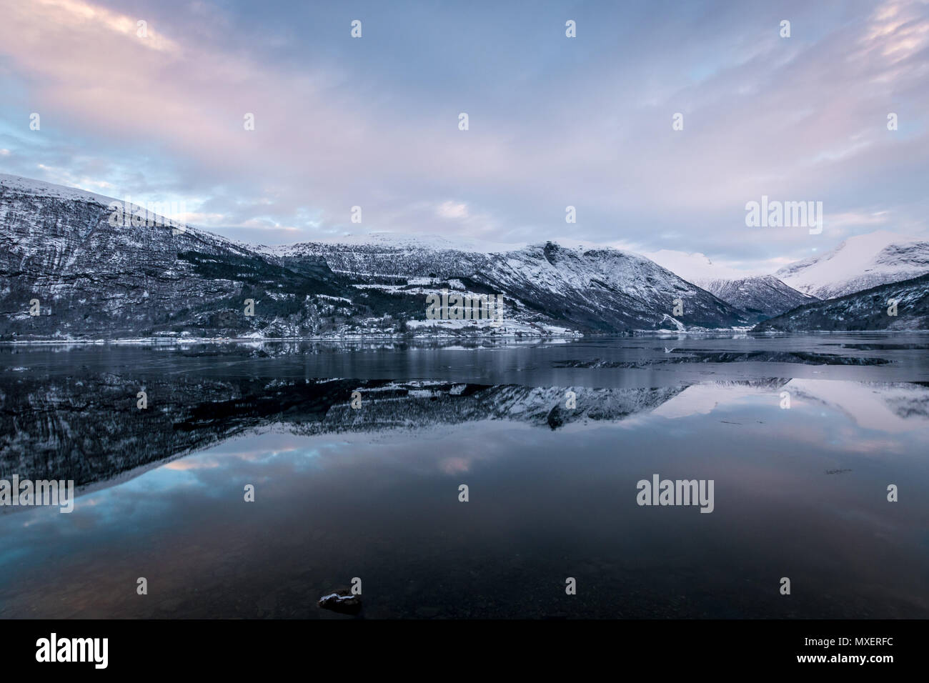 Spiegel wie Reflexion im See Berge im Winter Stockfoto