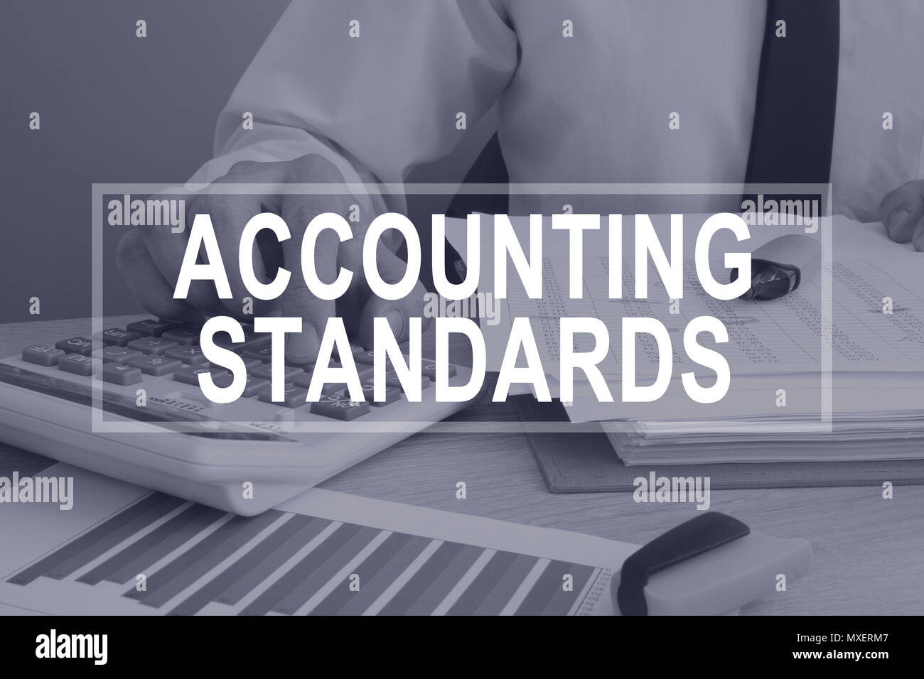 Accounting Standards Konzept. Mann bei der Arbeit mit dem Bericht. Stockfoto