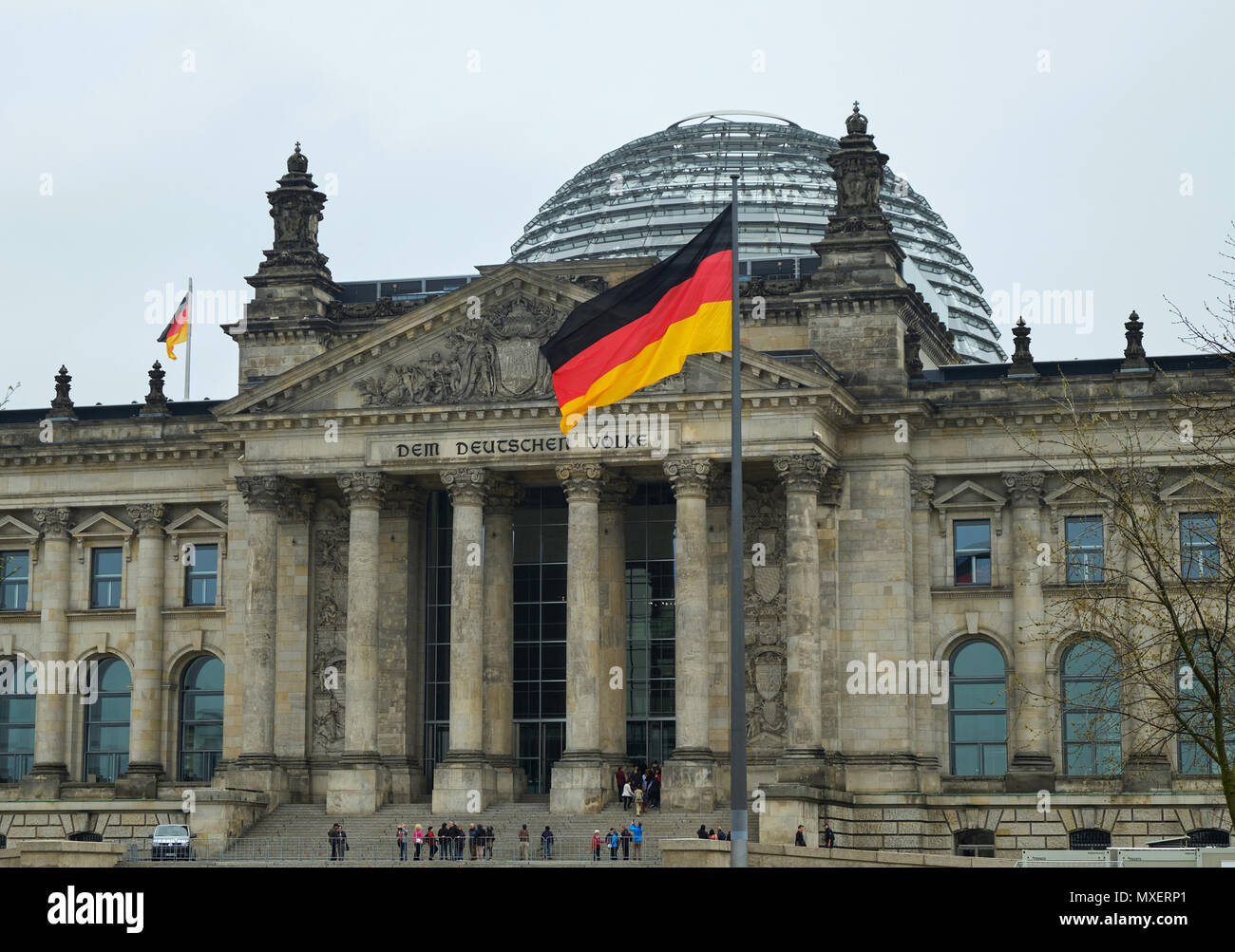 Berlin, Deutschland - 14 April 2018: Giebel mit Säulen der Reichstag mit der Deutschen Einheit Flagge im Vordergrund Stockfoto
