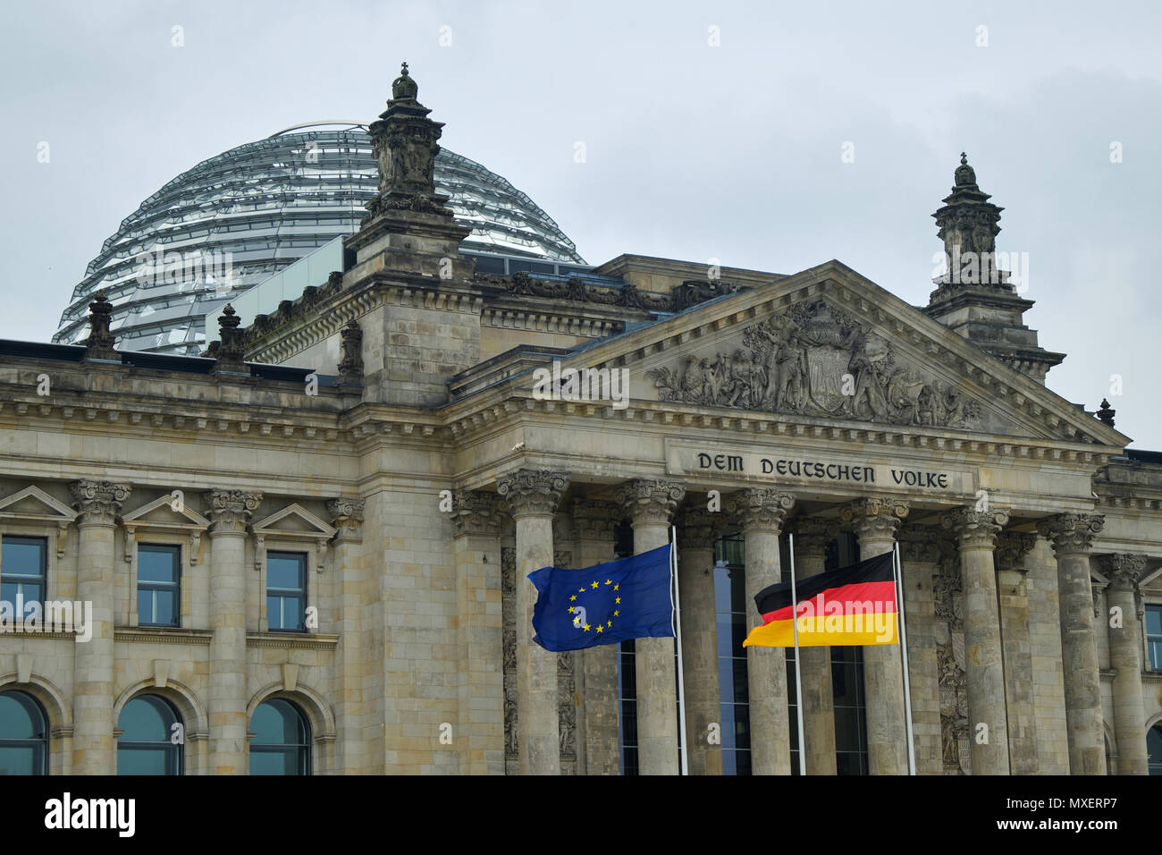 Berlin, Deutschland - 14 April 2018: Giebel mit Spalten und Kuppel des Reichstagsgebäudes mit Deutschen und Europäischen Union Flag in den Vordergrund Stockfoto