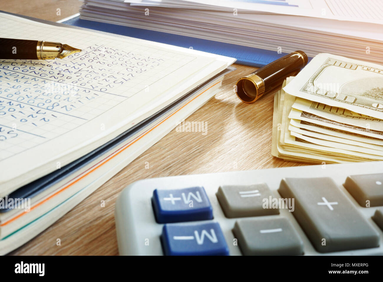 Buchhaltung Dokumente, Taschenrechner und Geld im Büro. Stockfoto