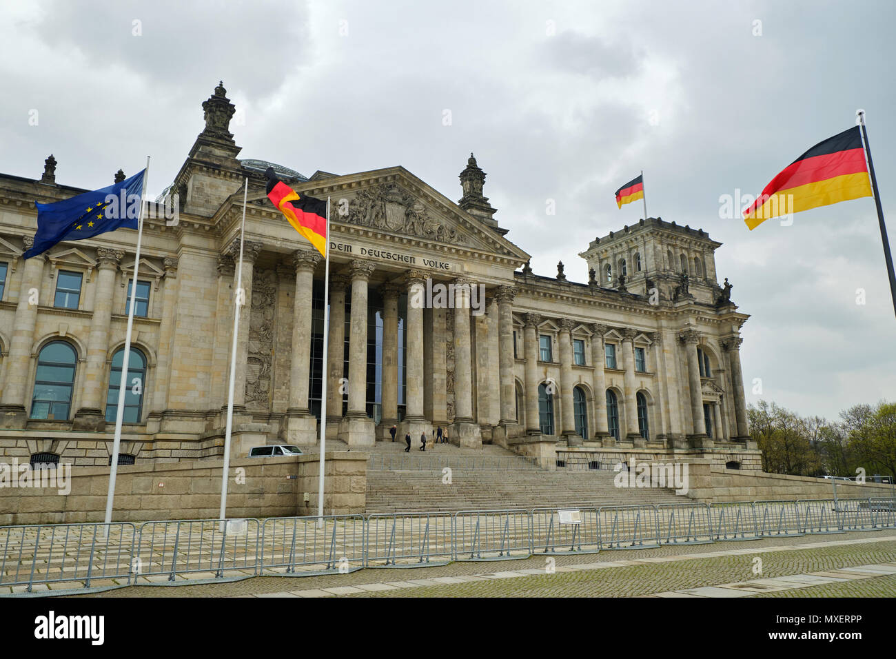 Berlin, Deutschland - 14 April 2018: die Fassade der Reichstag mit Deutschen und Europäischen Flaggen auf den Vordergrund unter dem trüben Himmel Stockfoto