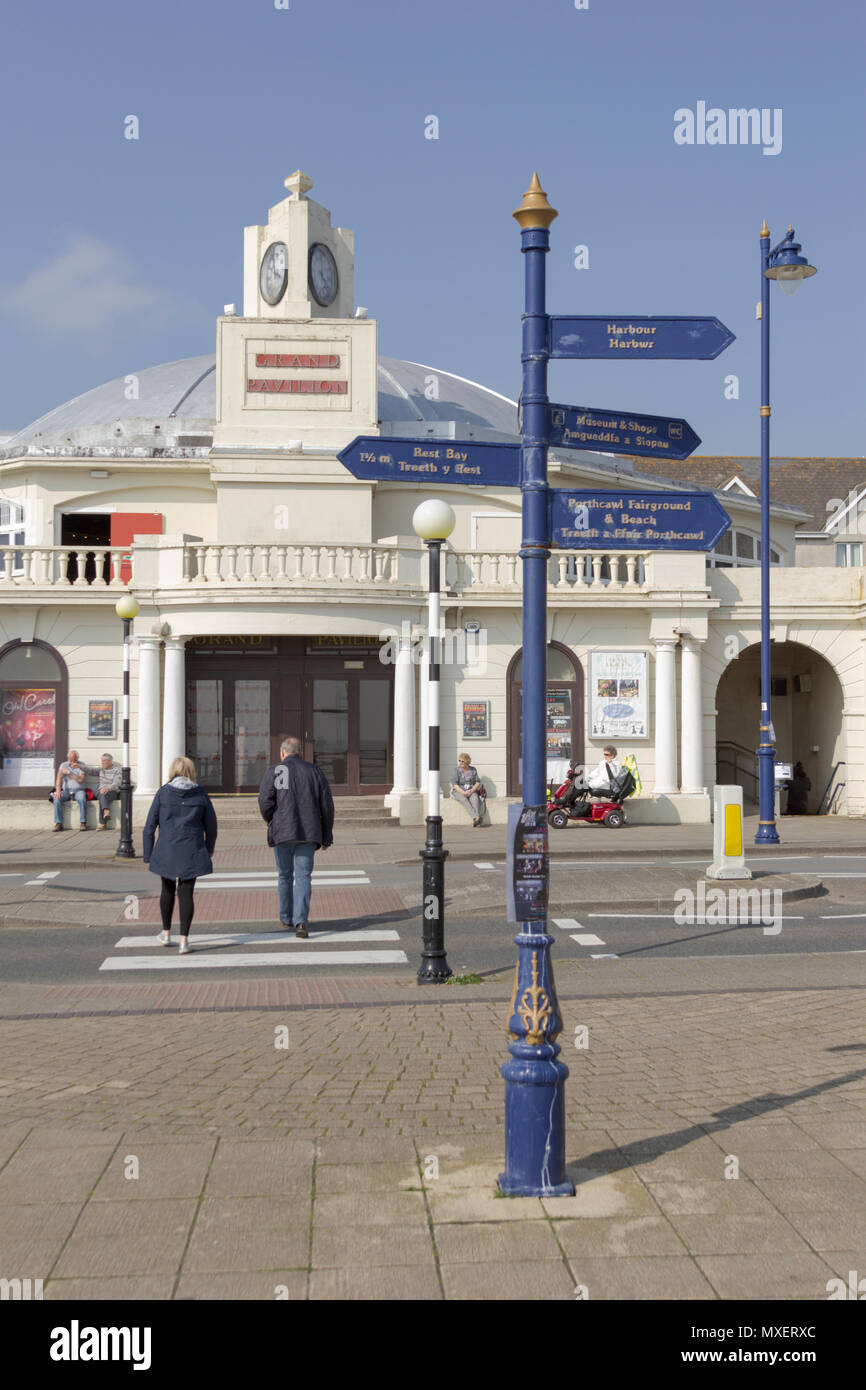 Porthcawl, Mid Glamorgan, Wales, UK. 14. April 2018. UK. UK Wetter. Grand Pavilion, Massen von Urlaubern auf Porthcawl direkt am Meer an einem sonnigen Tag. Stockfoto