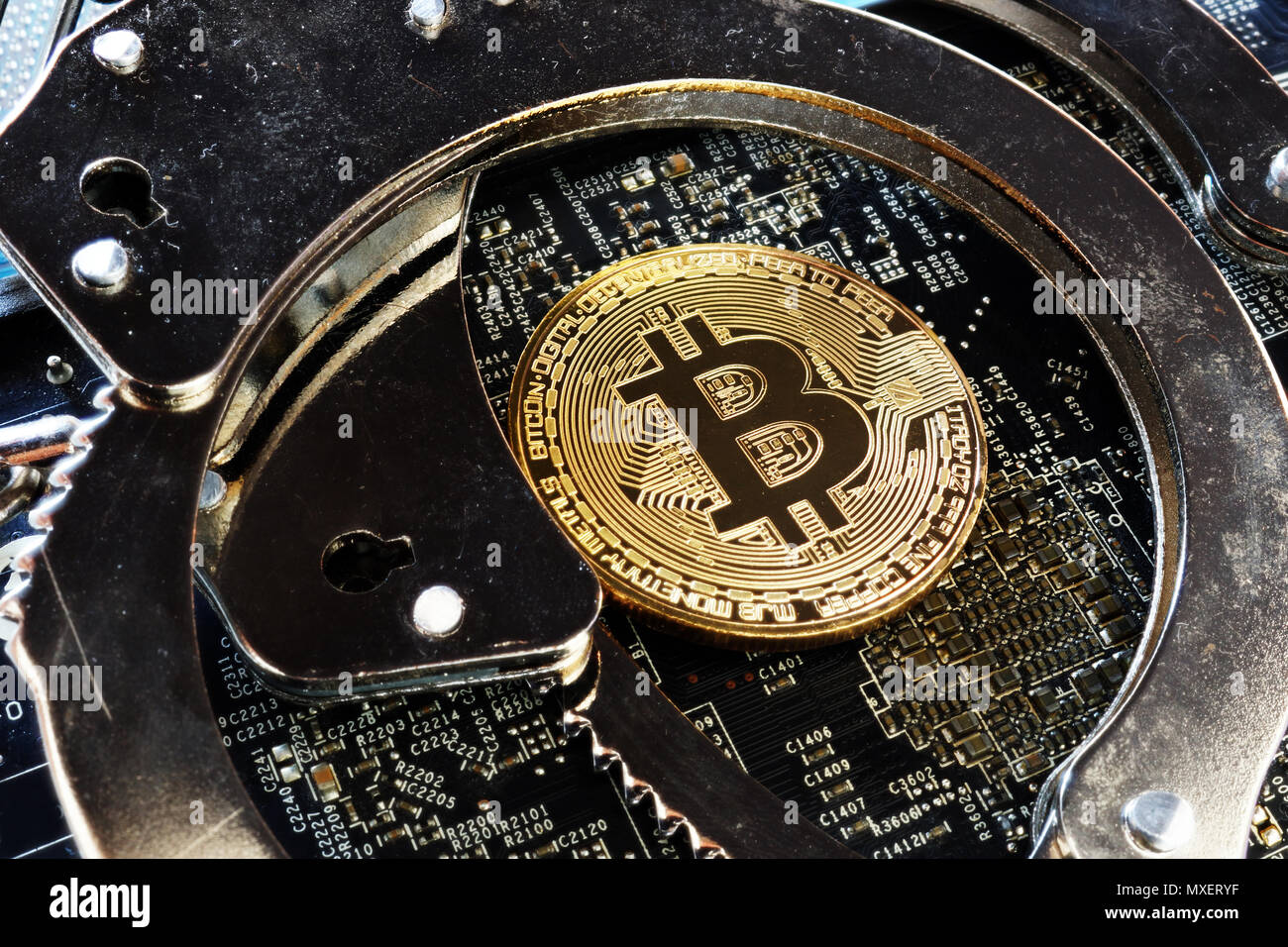 Handschellen und Bitcoin Münze. Kriminalität mit cryptocurrency. Stockfoto