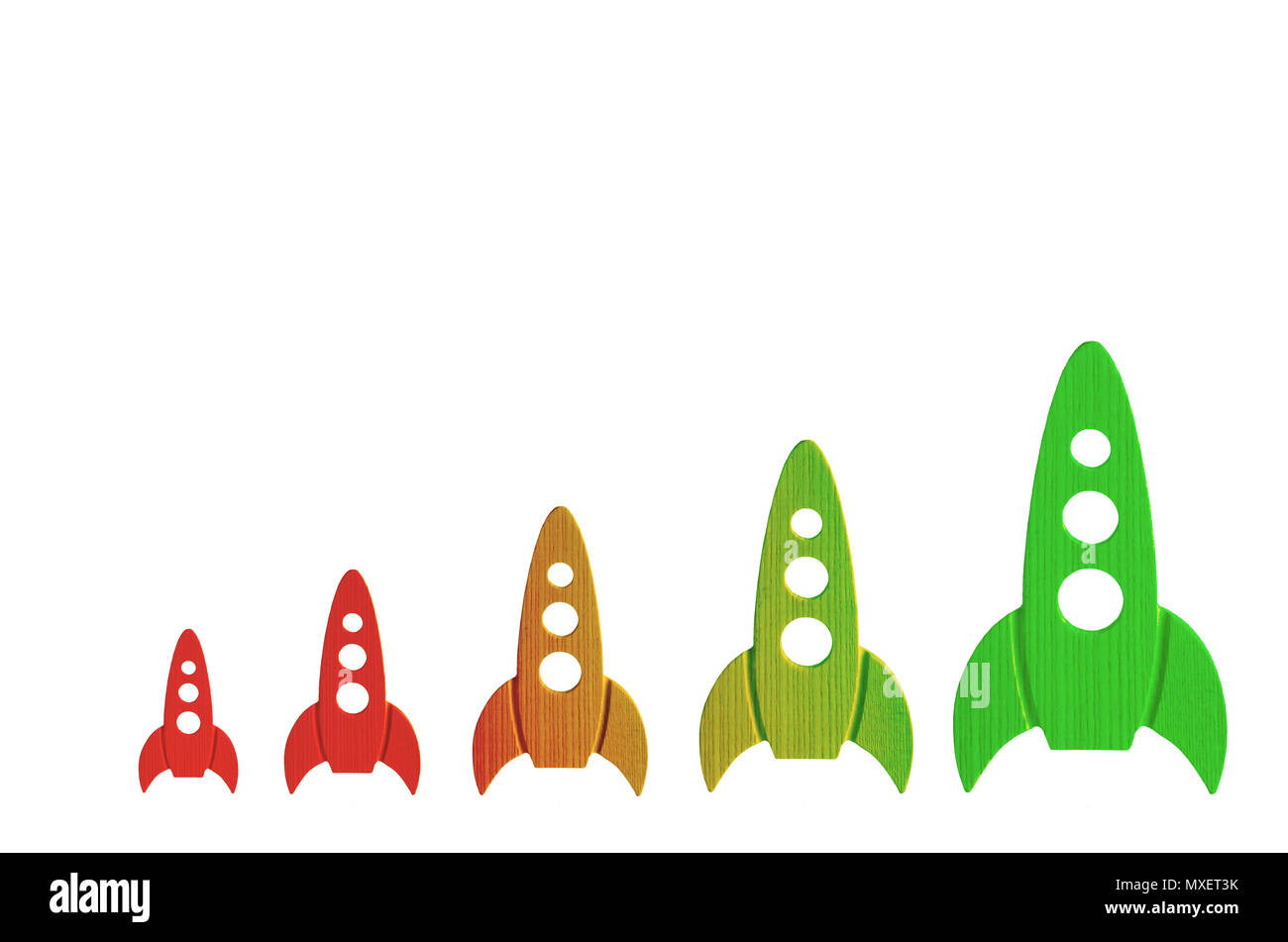 Raketen, die Farbe von Rot zu Grün, sind in der Reihenfolge des zunehmenden auf einem weißen Hintergrund. Das Konzept von Raum und Technologie, Reisen zu den Sternen und anderen p Stockfoto