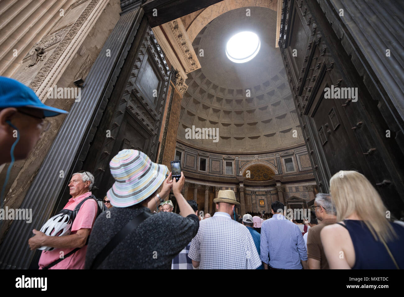 Rom Pantheon Innenraum, Licht wahr die Bohrung an Dome, Touristen, Stockfoto