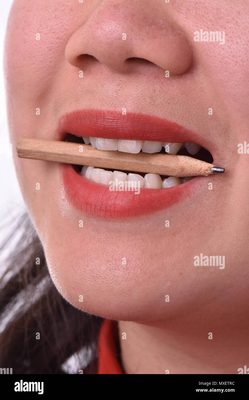 In der Nähe von Frau mit roten Lippenstift bitting Bleistift Stockfoto