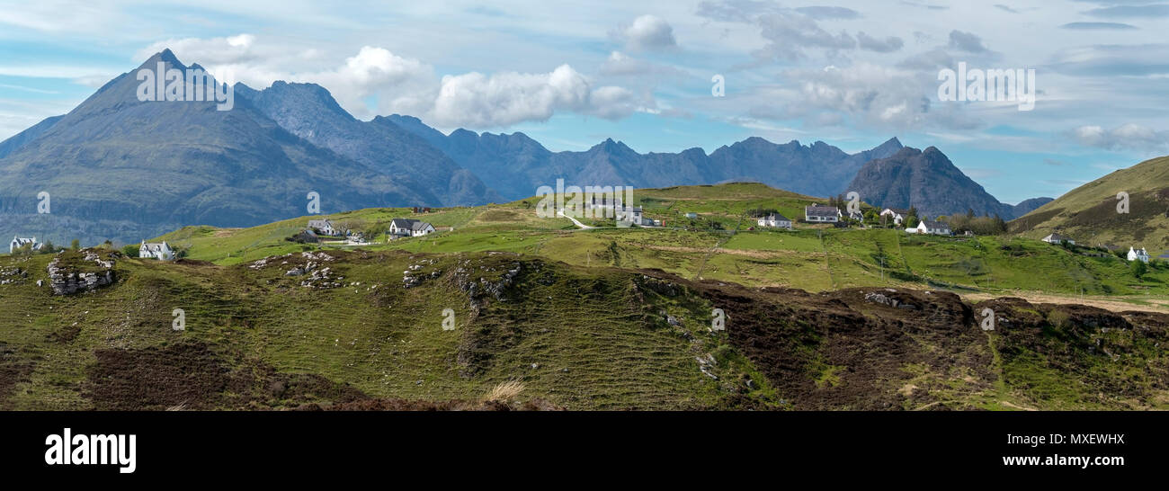 Panoramablick auf Elgol Dorf mit dem Black Cuillin Mountain Range hinter, Isle of Skye, Schottland, Großbritannien Stockfoto