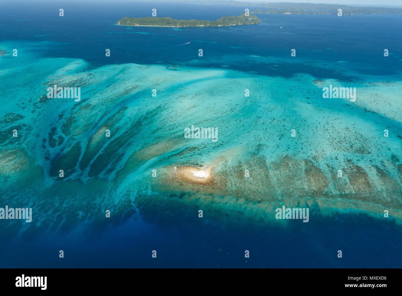 Luftaufnahme von neugierig mustern der Korallenriffe, Korallenatolle und weißen Sand Inseln umgeben vom türkisblauen Wasser des Südpazifik Stockfoto