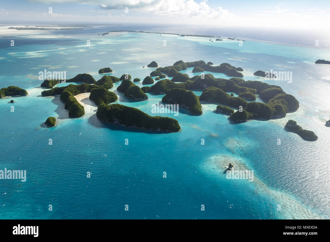 Luftaufnahme von Korallenriffen, coral Atolle und Inseln umgeben vom türkisblauen Wasser des Südpazifik Stockfoto