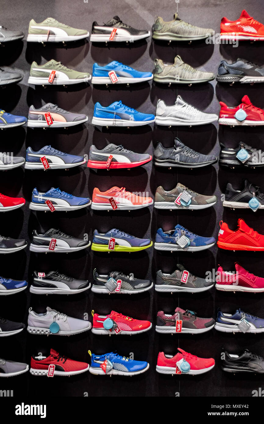 Sport Schuhe shop Sneakers in verschiedenen Farben Bulgarien Varna  03.06.2018 Stockfotografie - Alamy