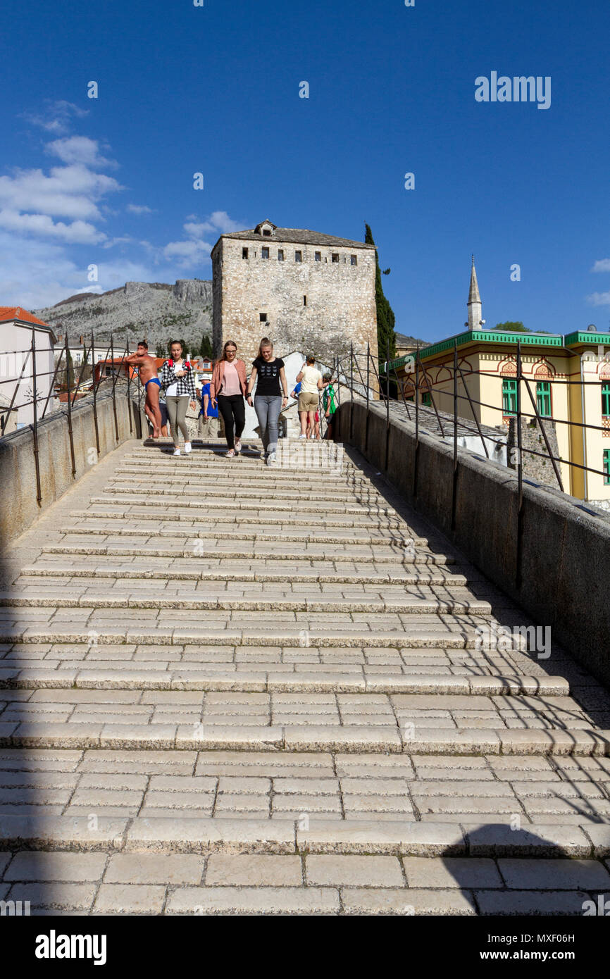 Die ungleiche Stein Gehweg auf der Stari Most (Alte Brücke) Mostar, der Föderation von Bosnien und Herzegowina. Stockfoto