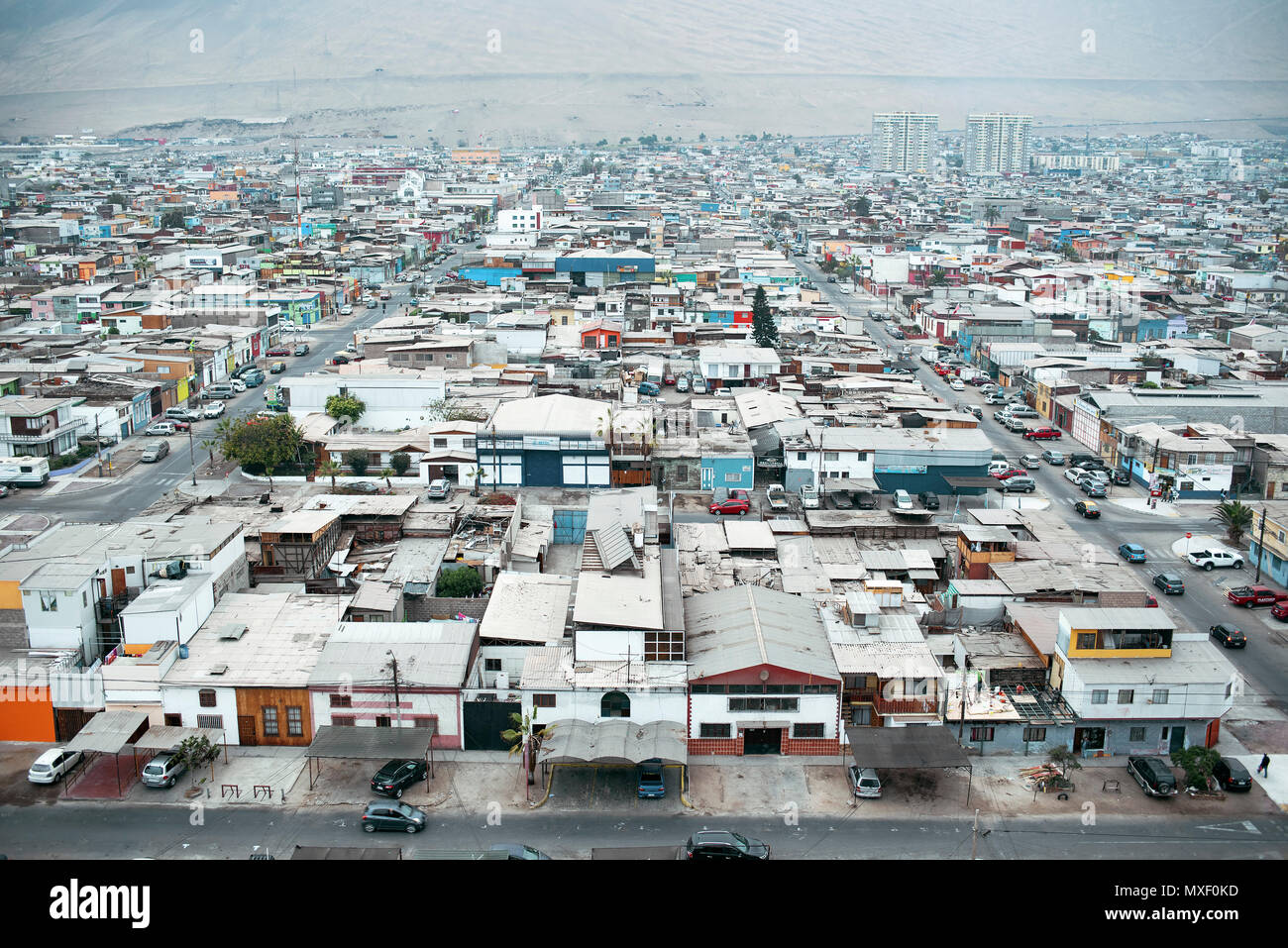 Blick aus der Vogelperspektive auf die Stadt Iquique, aufgenommen vom 16. Stock des Edificio Urbano Oriente, einem der modernen Hochhaustürme der Stadt. Chile Stockfoto