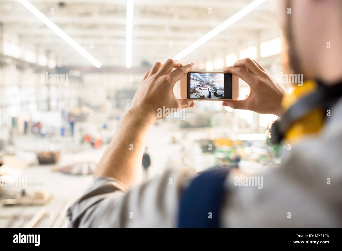 Bärtige Inspektor konzentrierte sich auf Arbeit Stockfoto