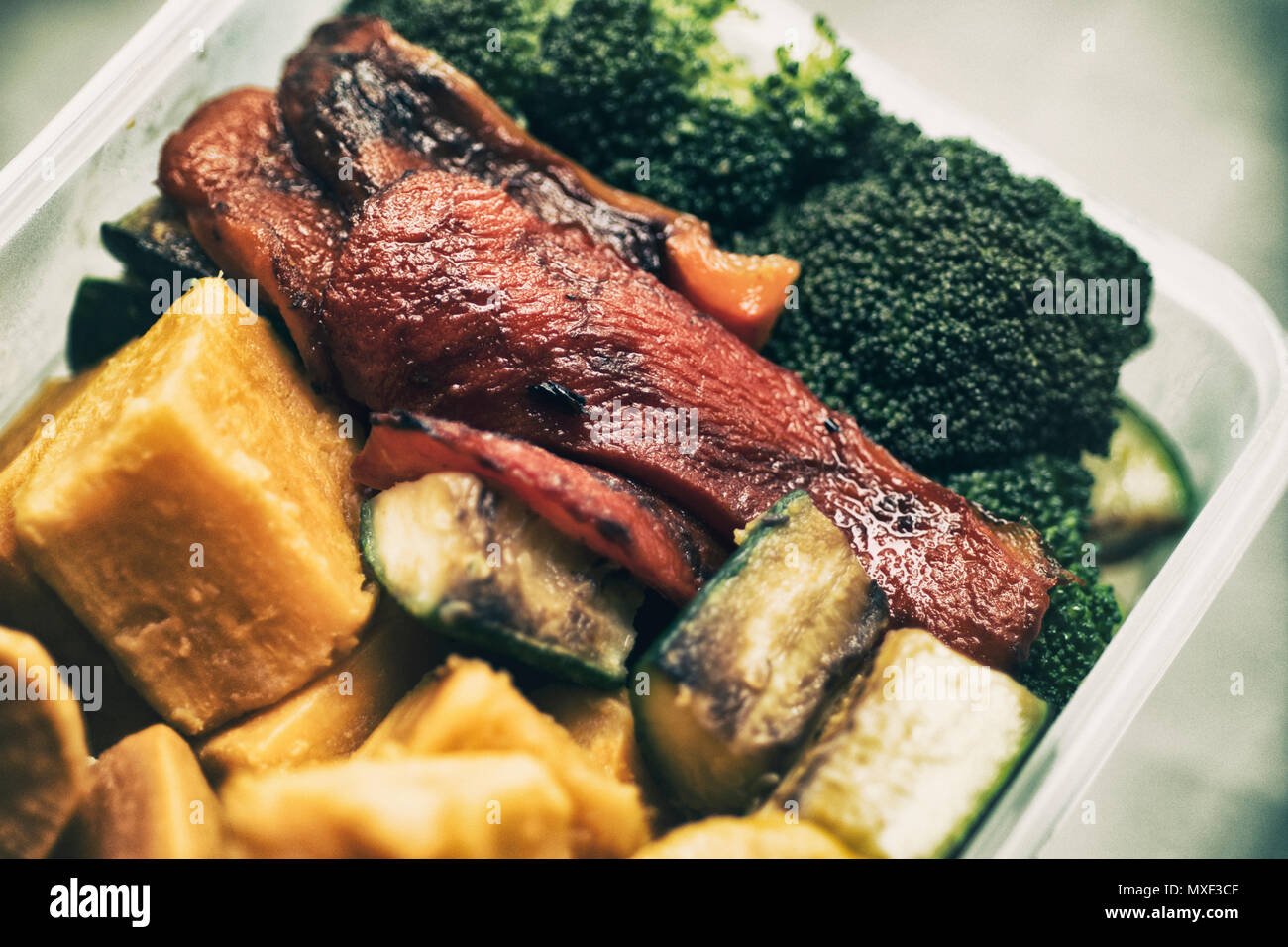 Lunchpaket, gebratenem Gemüse Red Paprika Brokkoli Süßkartoffeln Zucchini in Tupperware Stockfoto