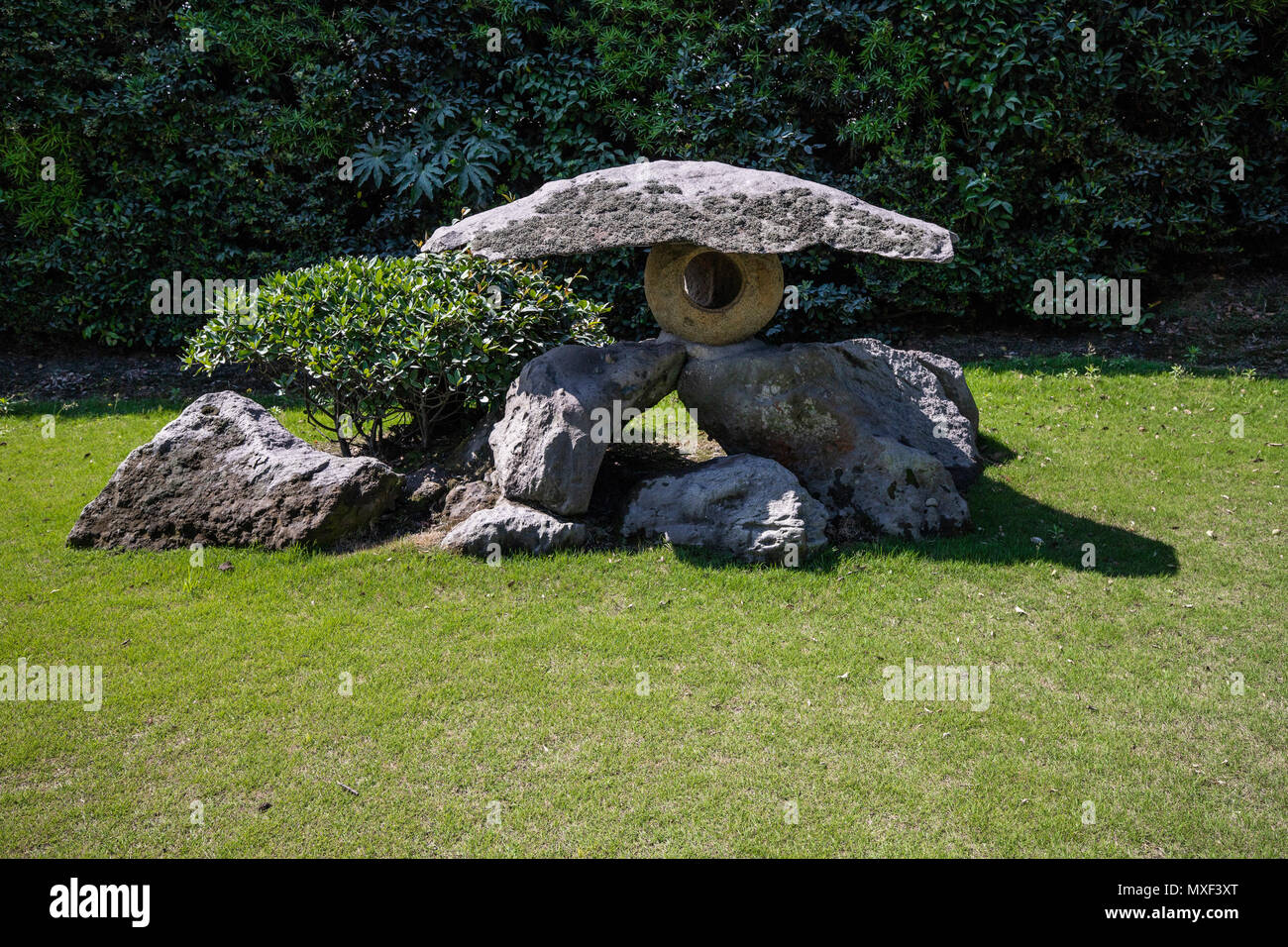 Sengan-en Stein Laterne Ishidoro - Sengan-en ist ein traditioneller japanischer Garten ein herrschaftliches Haus in Kagoshima, der übergeben wurde. Stockfoto