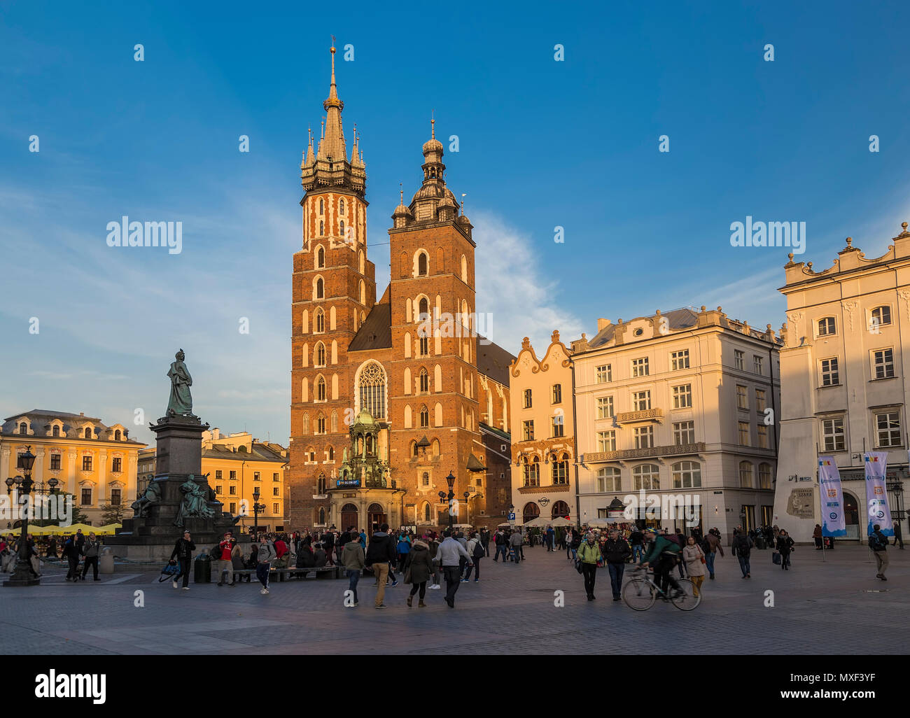 Krakau, Polen - 26. OKTOBER 2015: St. Mary's Church und das Denkmal von Adam Mickiewicz auf dem Marktplatz in Krakau. Polen Stockfoto