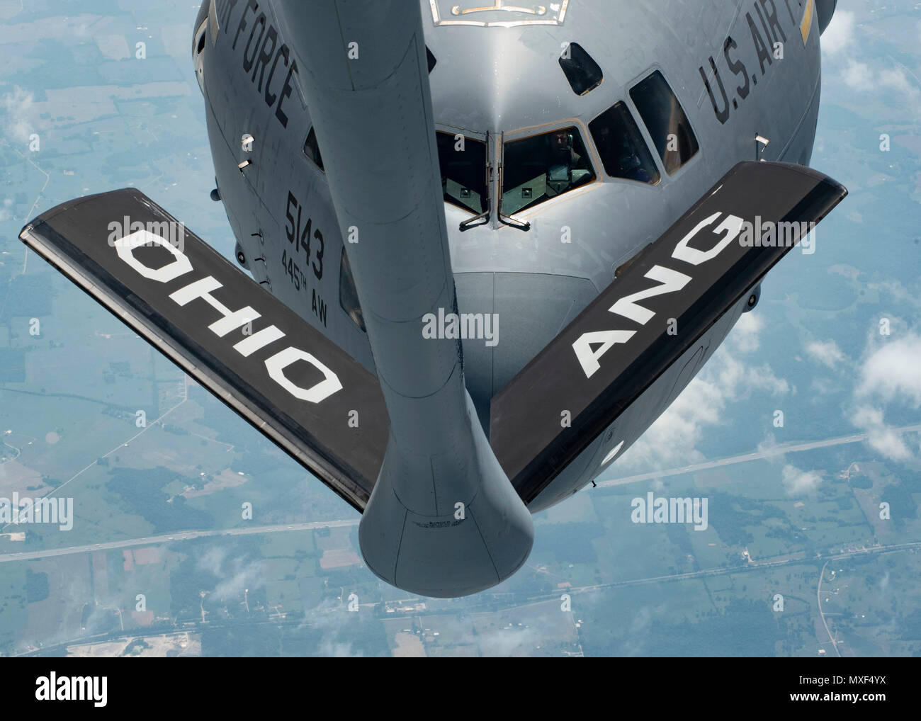 Eine C-17 Globemaster III mit dem 445Th Airlift Wing an Wright-Patterson Air Force Base, Ohio fliegen in Richtung einer KC-135 Stratotanker mit Die 121 Luftbetankung Wing an Rickenbacker Air National Guard Base, Ohio in den Himmel über Ohio 31. Mai 2018. Die C-17 wurde später von der Stratotanker aufgetankt. (U.S. Air National Guard Foto von Airman 1st Class Tiffany A. Emery) Stockfoto