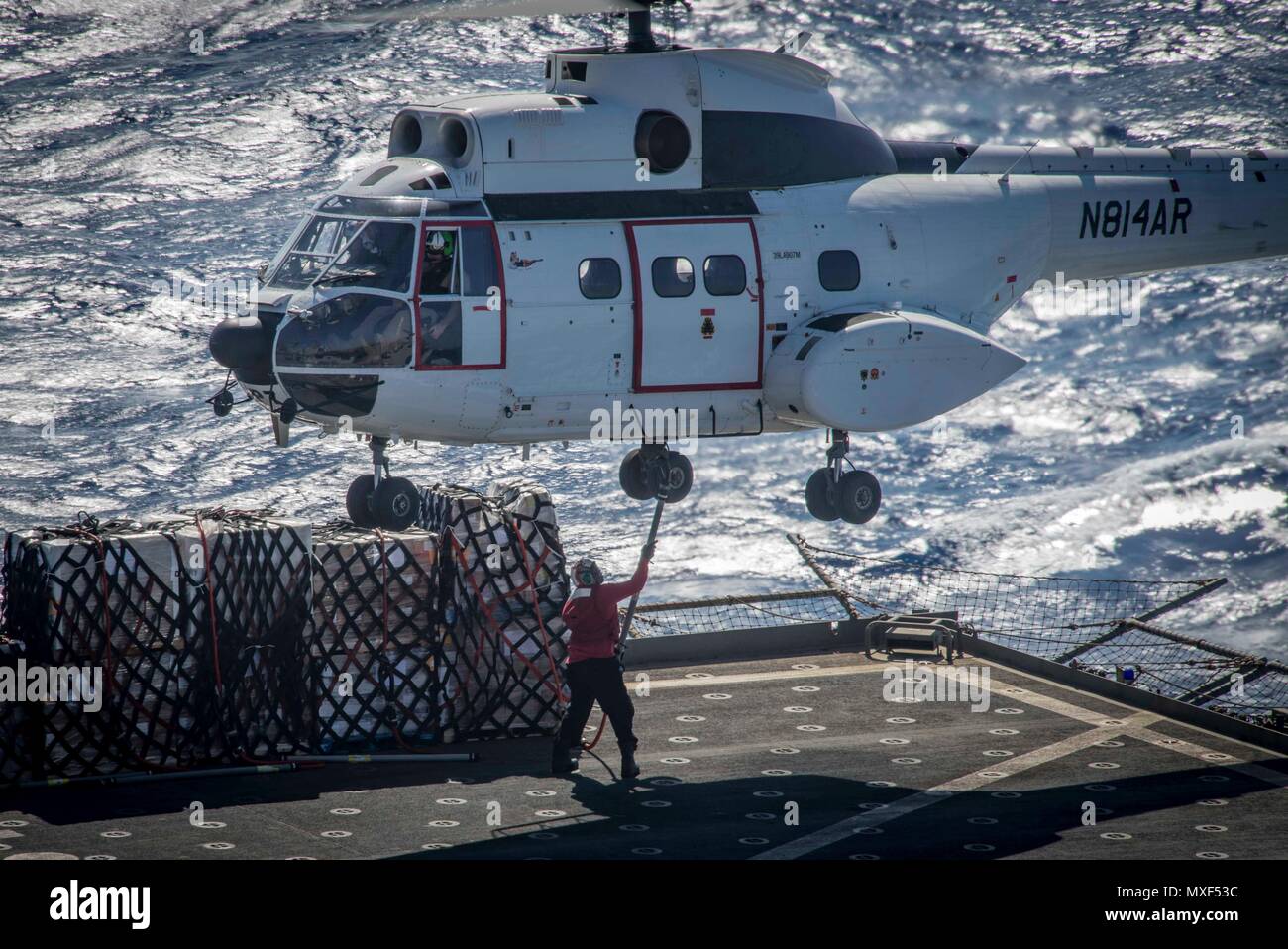 180603-N-OA 516-0058 5. US-Flotte BEREICH VON OPERATIONEN (Juni 3, 2018) ein Matrose auf dem Trockenen Cargo und Munition Ship USNS Amelia Earhart (T-AKE 6) Paletten zu einer SA-330 J Puma Hubschrauber während einer vertikalen Auffüllung am Meer verbindet, 3. Juni 2018. Iwo Jima in Mayport, Fla. homeported, ist auf die Bereitstellung zu den USA 5 Flotte Bereich für Maßnahmen zur Erhöhung der Sicherheit des Seeverkehrs Operationen Verbündeten und Partnern zu beruhigen, und der Freiheit der Schiffahrt und des freien Handels in der Region erhalten. (U.S. Marine Foto von Mass Communication Specialist 3. Klasse Kevin Leitner/Freigegeben) Stockfoto
