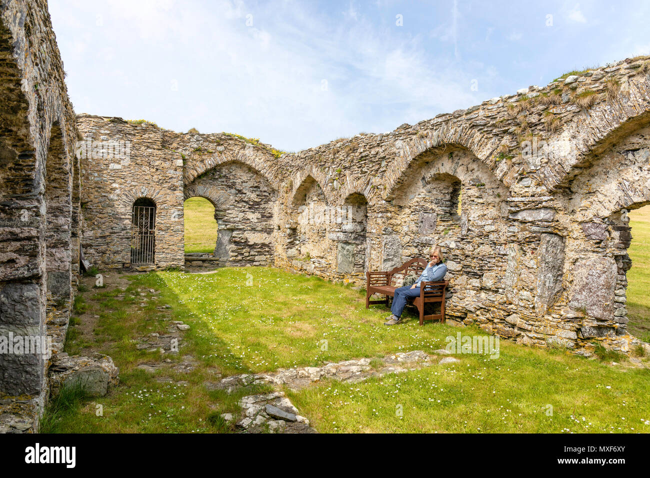 Justinian, oder Stinan, der lateinischen Form seines Namens, war in der Bretagne im 6. Jahrhundert geboren. An einem bestimmten Punkt in seinem Leben machte er sich auf den Weg nach Wales, wo h Stockfoto