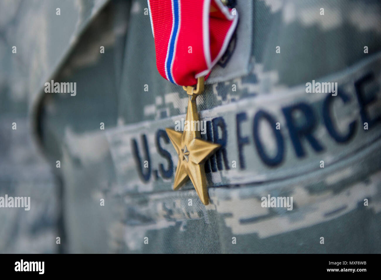 Ein 779Th Medical Group Mitglied ist mit einem Bronze Star Medaille während Anruf am Joint Base Andrews, Md., 3. Mai 2017 ist ein Commander vorgestellt. Die Personen in der Gruppe wurden jeweils eine Medaille für ihre lebensrettende Arbeit während der letzten Bereitstellung. Stockfoto