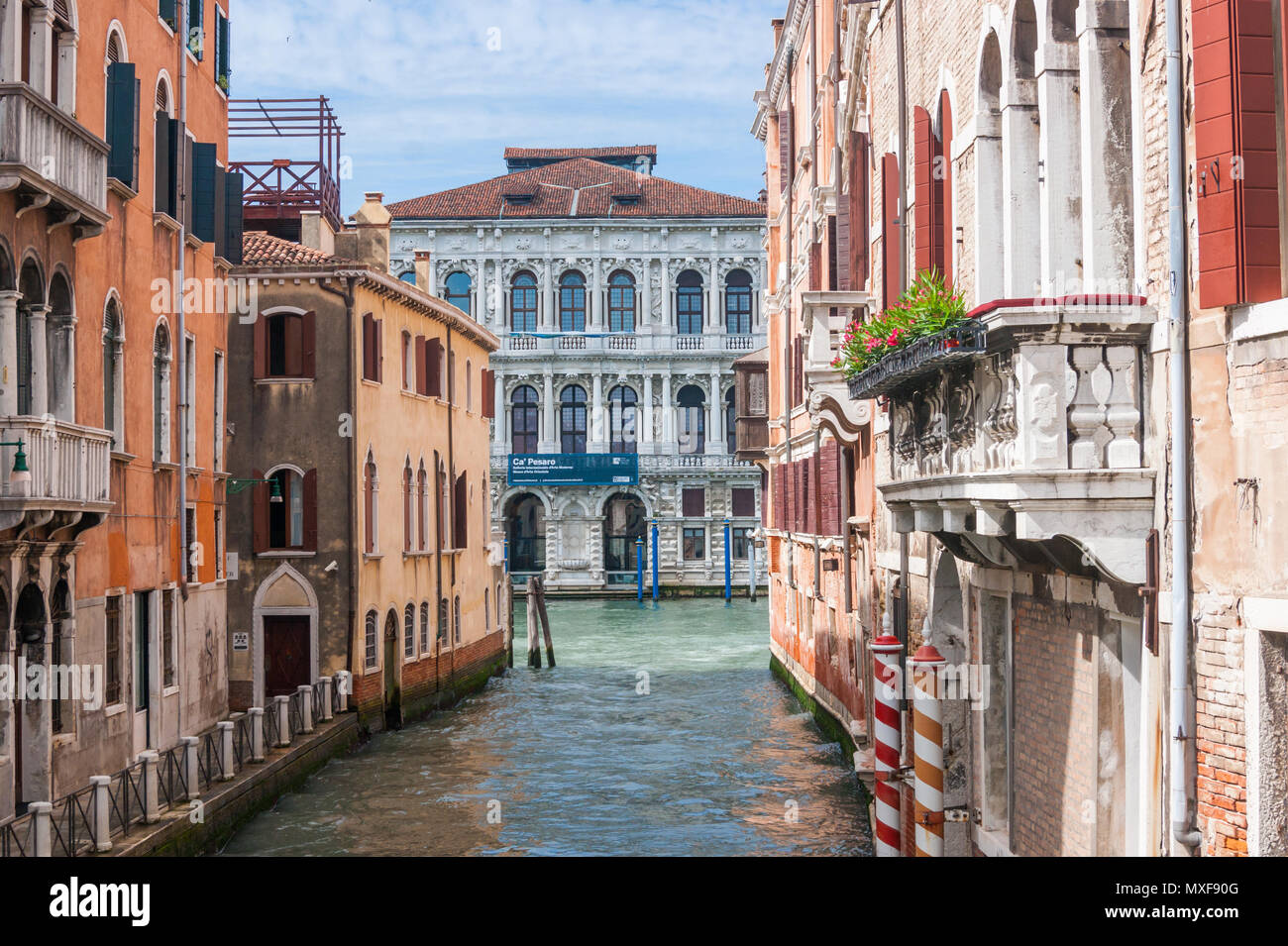 Die Grand Canal Hauptfassade des Ca' Pesaro barocken Palast und Museum für Moderne Kunst in Venedig vom Rio di Noale Kanal gesehen Stockfoto
