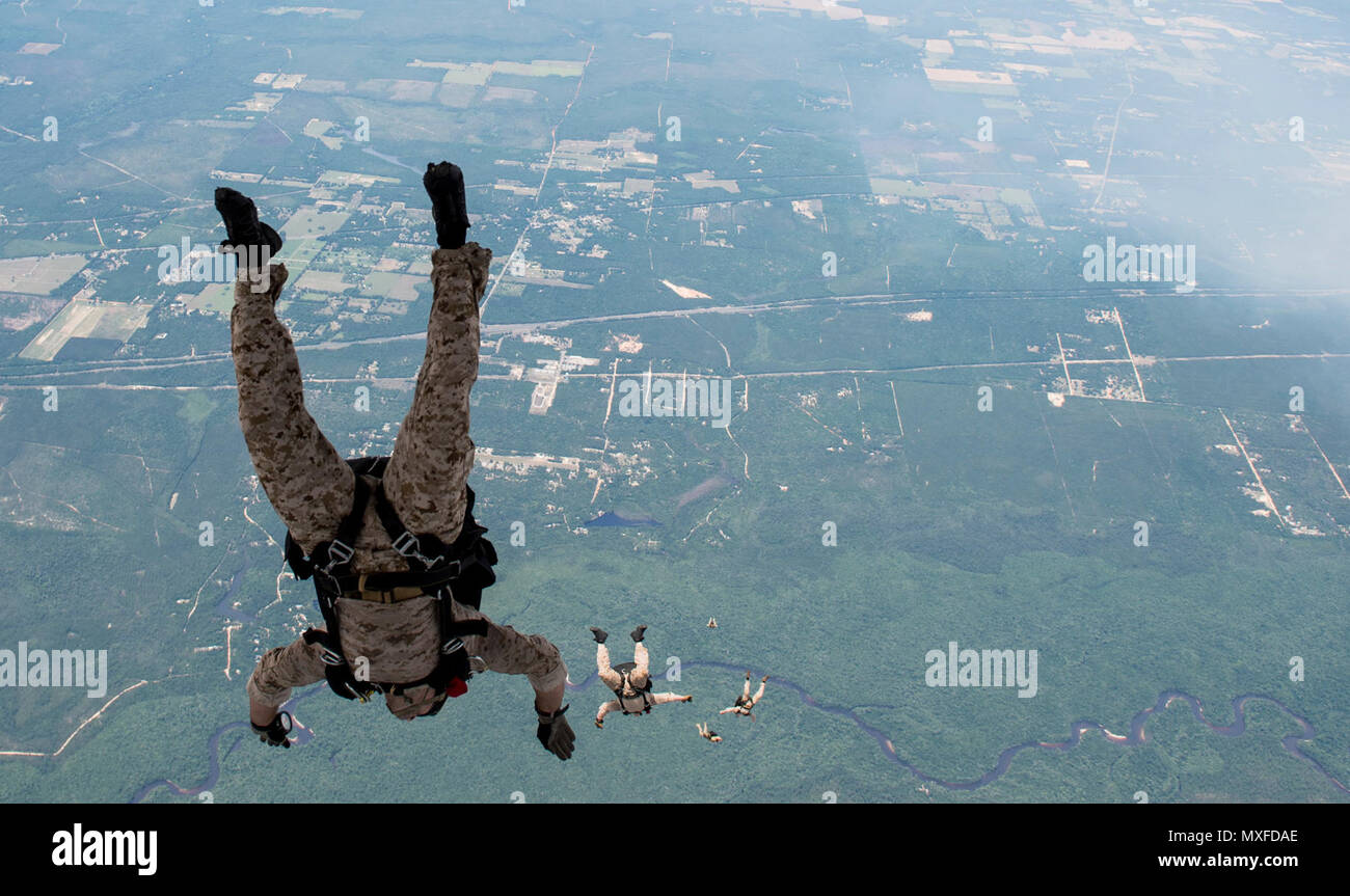 Us-Marine Meer, Luft und Land Team Mitglieder durch militärische freien Fall Operationen an Bord einer US Air Force Special Operations Command MC-130 Talon II vom 19 Special Operations Squadron während TRIDENT 17 auf hurlburt Field, Florida, Mai 3, 2017 geflogen fliegen. TRIDENT17 ist Naval Special Warfare Premiere gemeinsame Ausbildung, umfasst mehrere Special Operations Forces (SOF) und konventionelle militärische Teilnehmer sowie Partner Nationen und Partner Agenturen realistisch zu erstellen, kombiniert - Aufwand Szenarien für die operativen Einheiten. Stockfoto