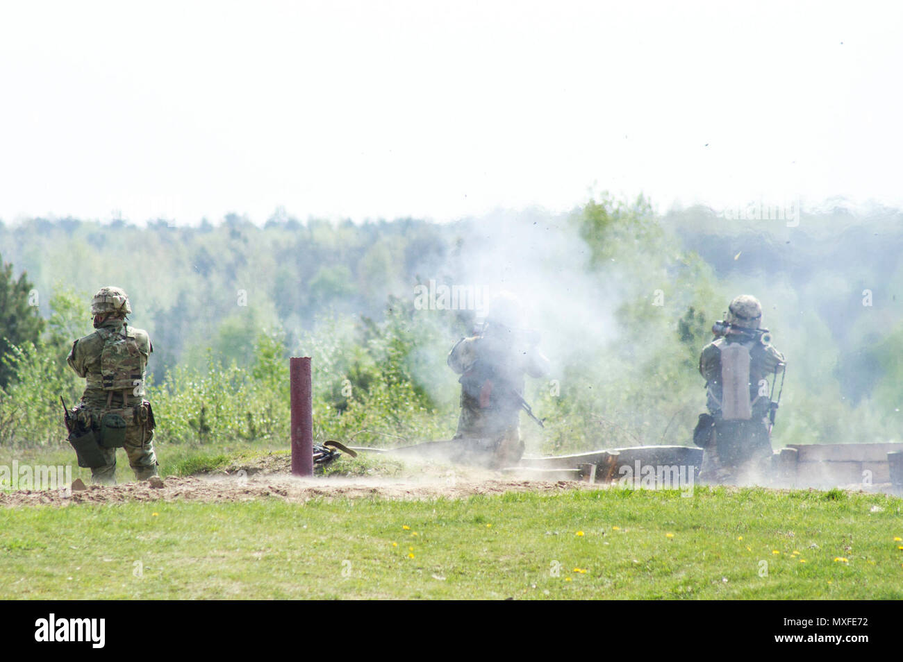 Die beiden ukrainischen Soldaten mit dem 1. Airmobile Bataillon, 79. Air Assault Brigade Feuer RPG-22 s während RPG Qualifikation am Yavoriv Combat Training Center auf der internationalen Friedenssicherung und Security Center in der Nähe von Yavoriv, Ukraine, am 4. Mai.    CTC-Trainer, eine Partnerschaft mit Soldaten der US Army 45. Infantry Brigade Combat Team, sind Truppen von der ukrainischen Armee 1. Airmobile Bataillon, 79. Air Assault Brigade Lehren, während das Bataillon Drehung an der CTC RPGs beschäftigen. 45. IBCT bereitgestellt wird, im Rahmen der gemeinsamen multinationalen Training Group-Ukraine und paart sich mit Stockfoto