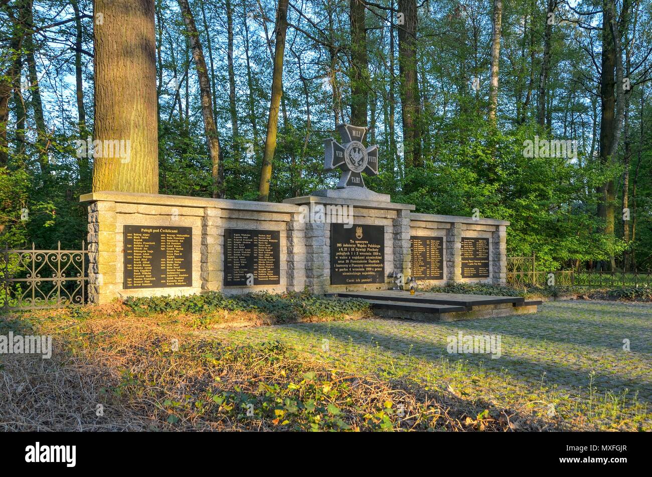PSZCZYNA, Polen - 22. APRIL 2018: Denkmal zur Erinnerung an 205 Soldaten der polnischen Armee in Pszczyna, Polen. Stockfoto