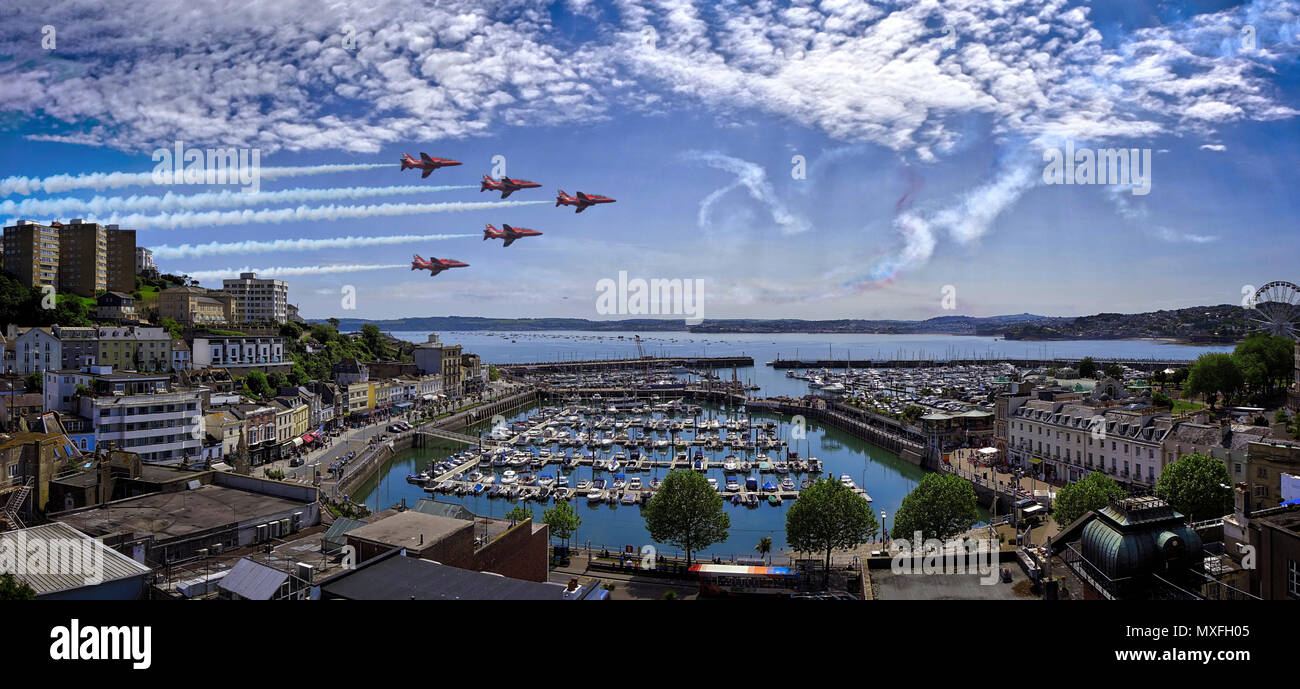 De - Devon: Rote Pfeile Team der Royal Airforce über Torbay Torbay mit Hafen im Vordergrund - 03. Juni 2018 Stockfoto