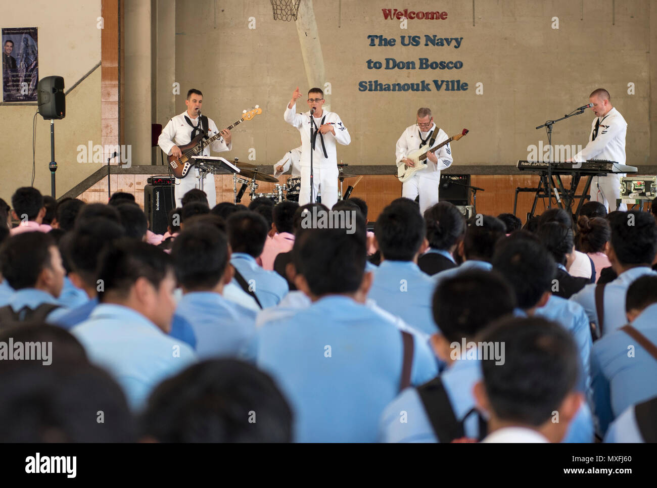 In Sihanoukville, Kambodscha, gibt die 7. US-Flottenband Orient Express ein Musikkonzert an der Don Bosco Technical School im Rahmen von Cooperation Afloat Readiness and Training Cambodia 2016. CARAT ist eine Reihe von jährlichen maritimen Übungen mit Partnerländern wie Bangladesch, Brunei, Kambodscha, Indonesien, Malaysia, Philippinen, Singapur, Thailand und Timor-Leste. Das Konzert fördert die Partnerschaft und den kulturellen Austausch während der Übung. Stockfoto
