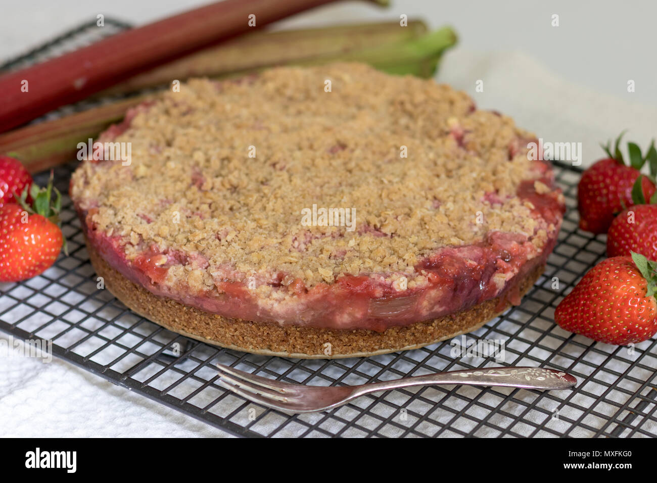 Frisch gebackene Erdbeeren und Rhabarber slice bröckeln. Gluten und ohne Milchprodukte. Ein gesundes Dessert oder Snack. Stockfoto