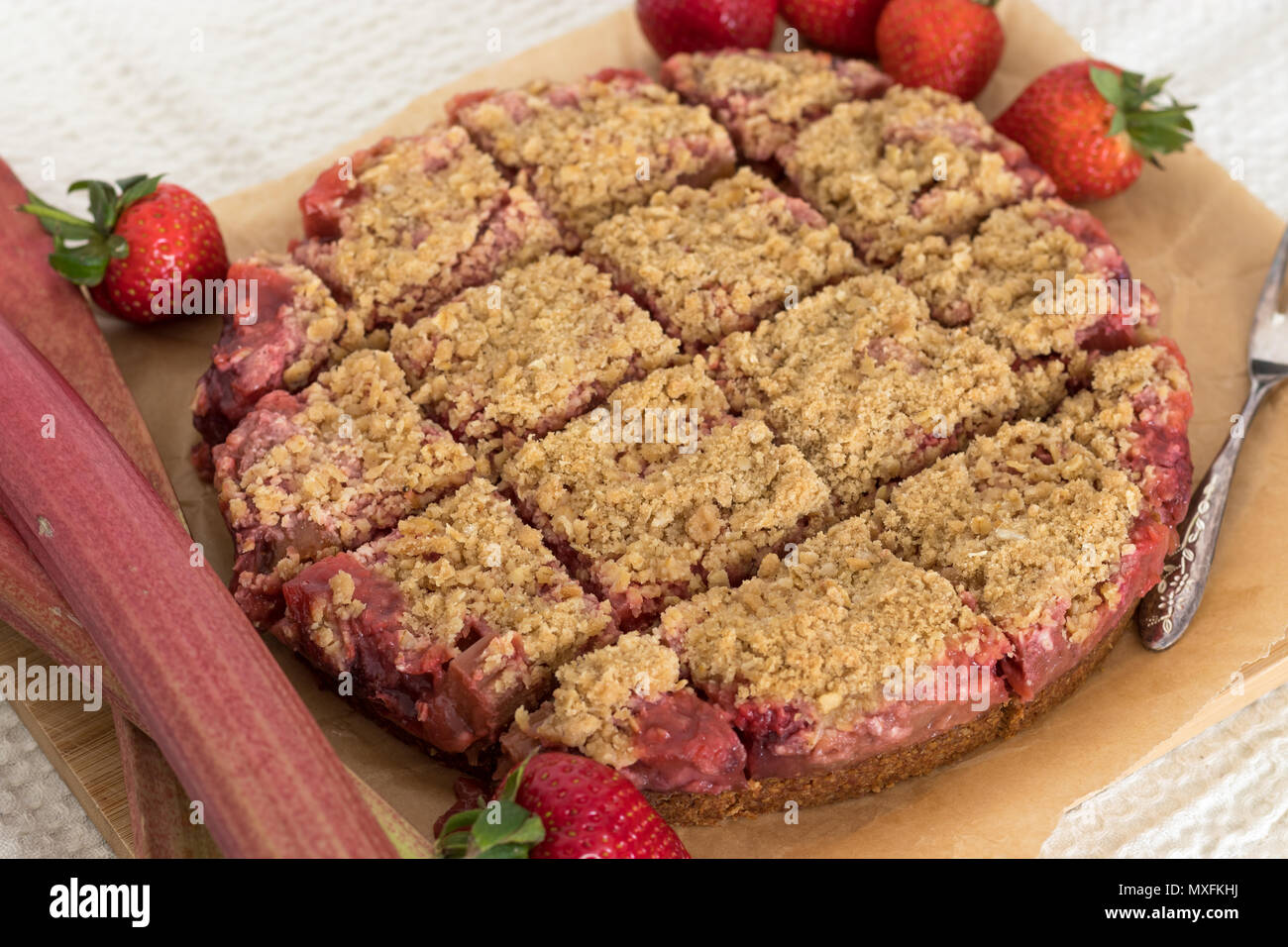 Frisch gebackene Erdbeeren und Rhabarber slice bröckeln. Gluten und ohne Milchprodukte. Ein gesundes Dessert oder Snack. Stockfoto