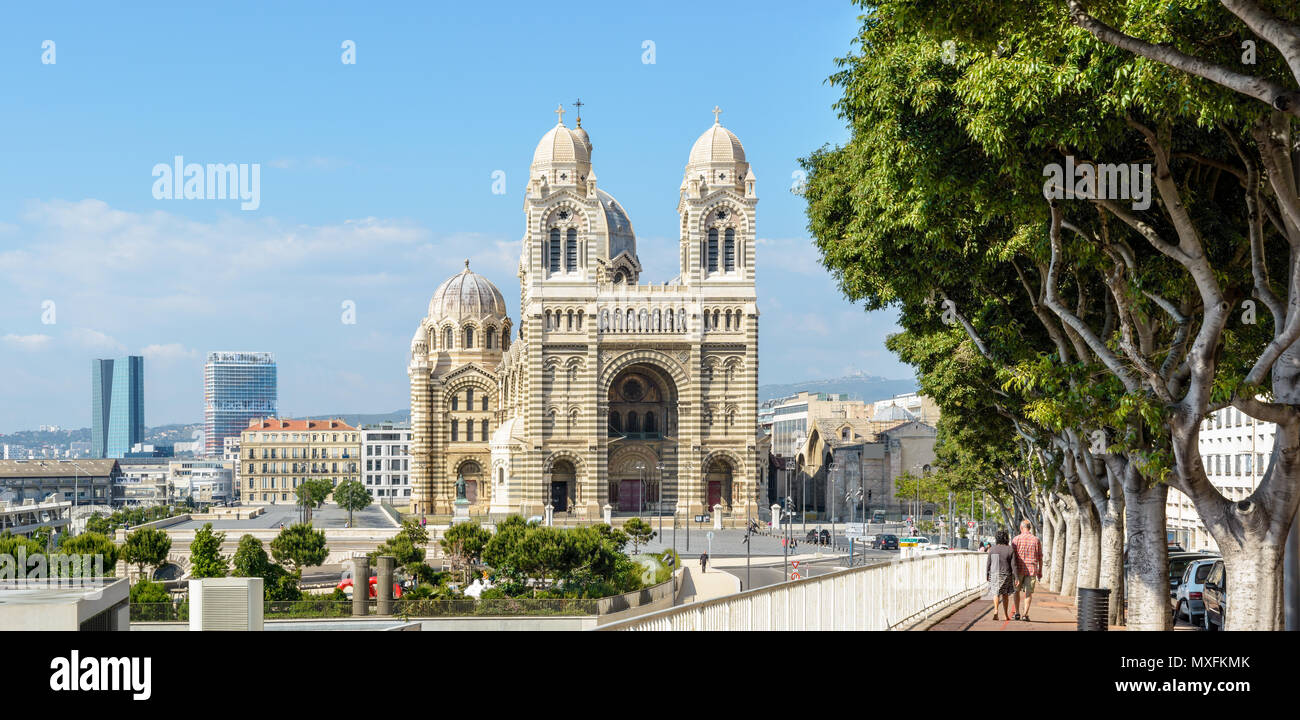 Panoramablick auf die Kathedrale Sainte-Marie-Majeure, auch bekannt als La Major, mit der CMA-CGM Tower (links) und 'La Marseillaise' Tower (rechts) in der Stockfoto