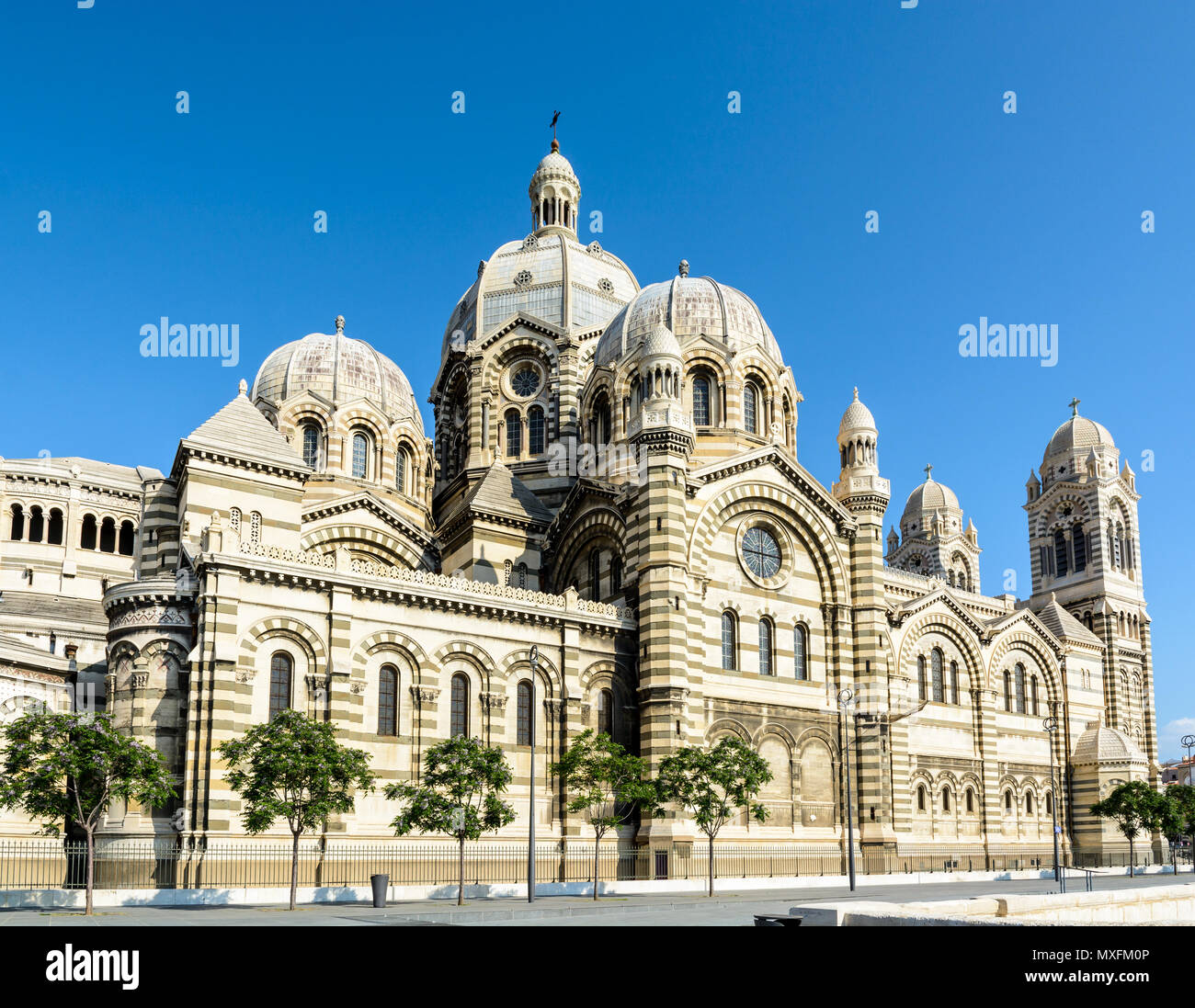 Drei Viertel der Blick auf die Kathedrale von Marseille, Sainte-Marie-Majeure auch als La Major, ein neo-byzantinischen Stil Gebäude in La Joliette dis bekannt Stockfoto