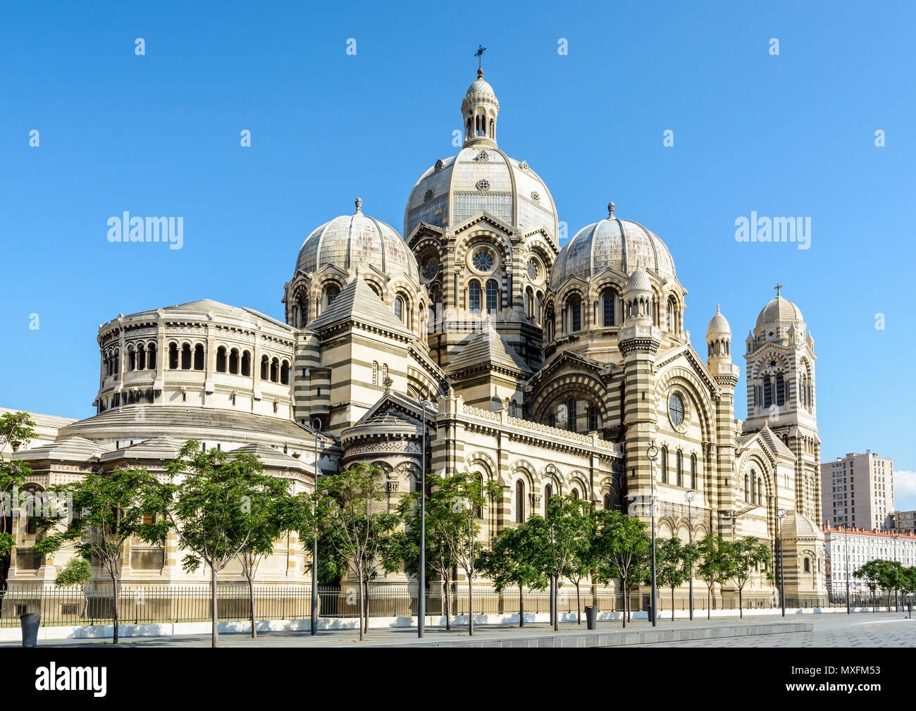 Drei Viertel der Blick auf die Kathedrale von Marseille, Sainte-Marie-Majeure auch als La Major, ein neo-byzantinischen Stil katholische bekannte Gebäude erreicht Stockfoto