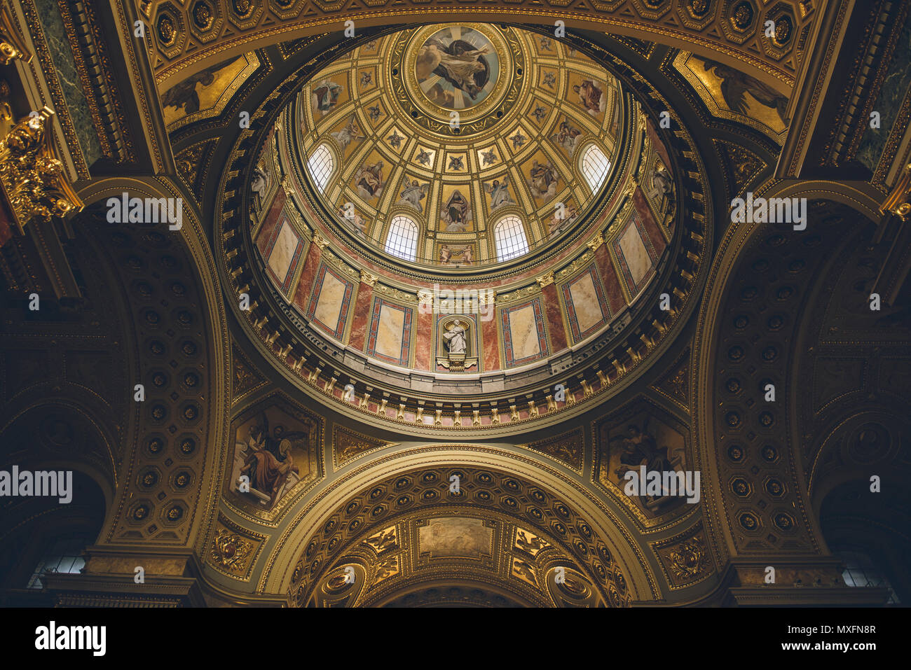 Innenraum der Römisch-katholischen Kirche St.-Stephans-Basilika Kuppel. Reich Decke mit gemalten Szenen und gold Details eingerichtet. Stockfoto